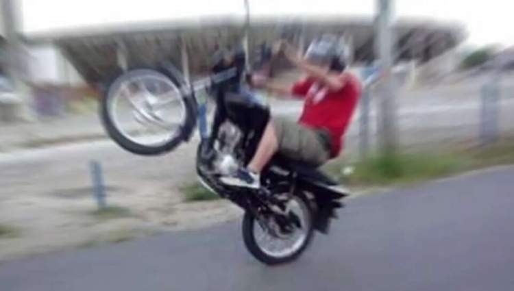Polícia Militar de Birigui apreende moto de jovem flagrado empinando veículo em praça