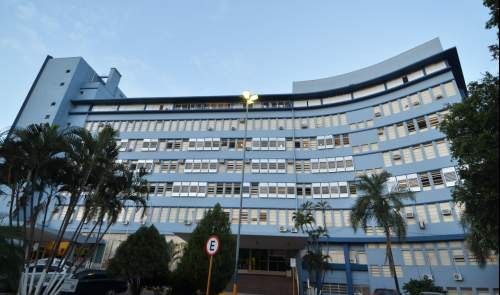 Jovem de 20 anos morre após bater moto em árvore