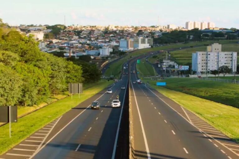 Três carros atropelam uma mulher na rodovia. Milagrosamente, ela escapa da morte