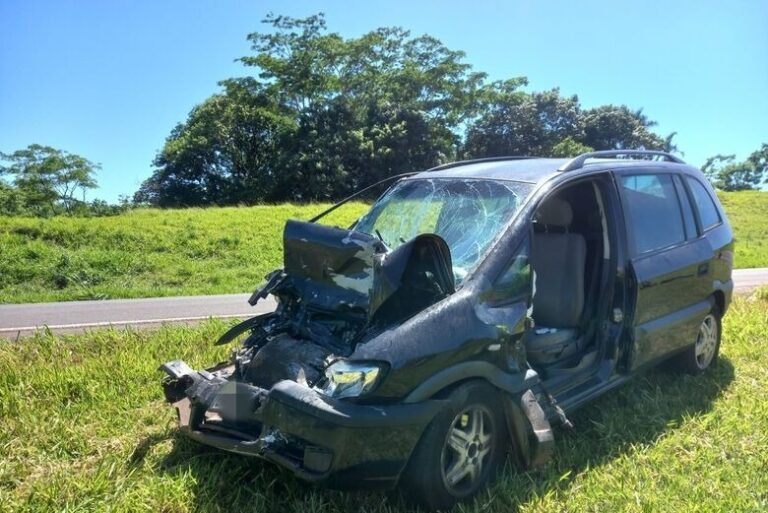Engavetamento de três veículos deixa um idoso morto