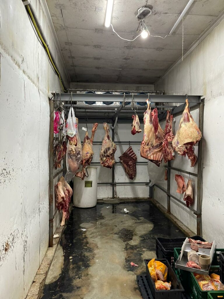 Polícia encontra açougue em situação precária em Várzea Paulista