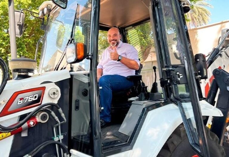 Prefeitura de Birigui adquire retroescavadeira para manutenção de estradas rurais