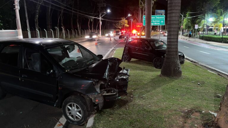 Na noite desta quarta-feira, 8, houve uma colisão entre dois carros em frente ao portão principal do Parque do Taquaral, em Campinas.