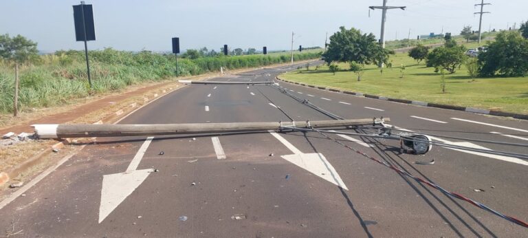 Motorista perde controle, derruba postes e bloqueia avenida em Campinas