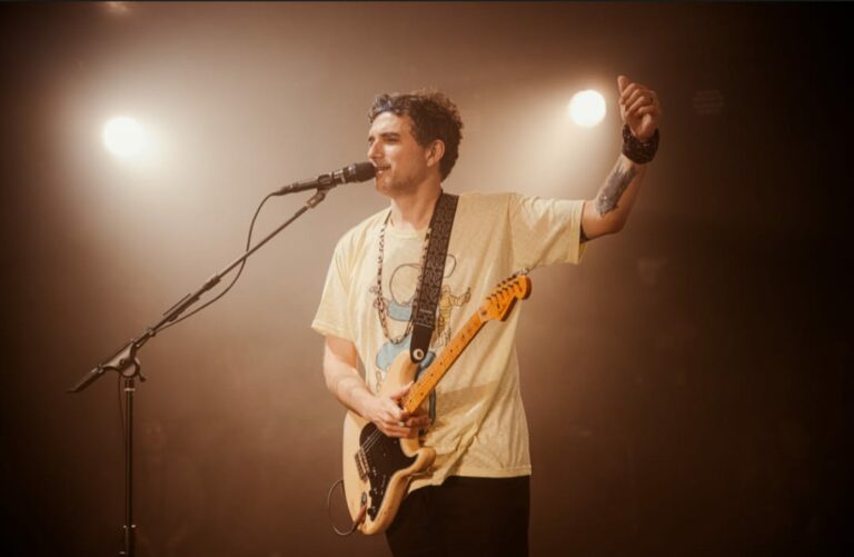 Filho de Moraes Moreira faz show com homenagem em Festival do Arte no Dique em Santos