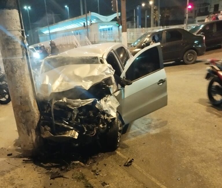 Carros e moto batem em cruzamento de avenida de São Vicente e uma pessoa fica ferida