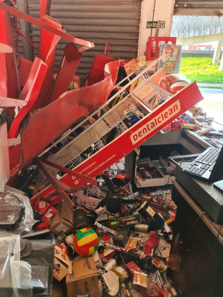 Confira a ação da quadrilha que explodiu caixas eletrônicos de mercado de Mongaguá