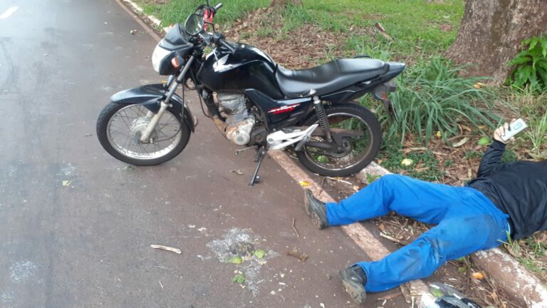 Fios soltos em avenida causam acidente com moto