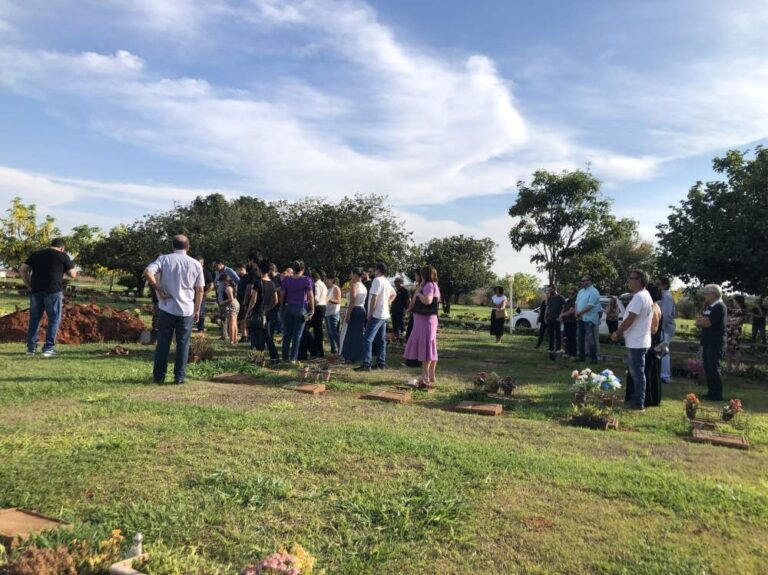 Familiares e amigos se despedem de Wilson Marinho da Cruz