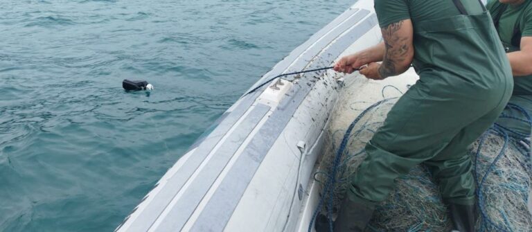 Rede de pesca armada é apreendido na praia em Ubatuba