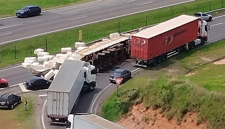 Carreta de algodão tomba e interdita rodovia em Jundiaí