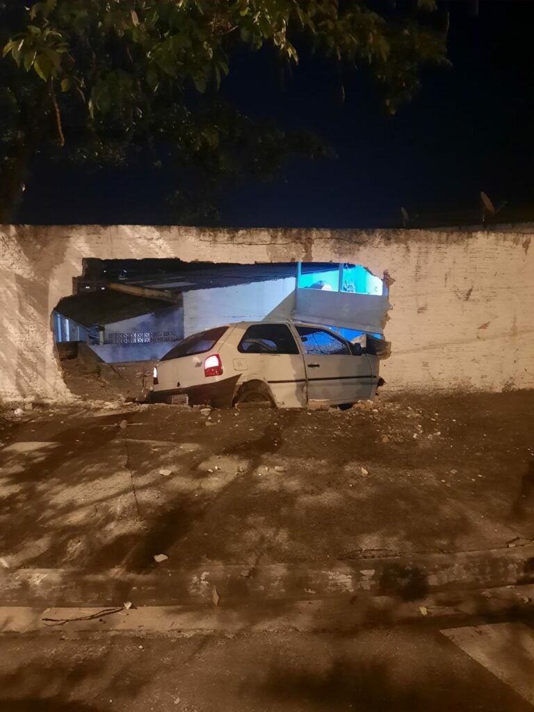 Motorista perde o controle e bate em muro de residência em Campinas
