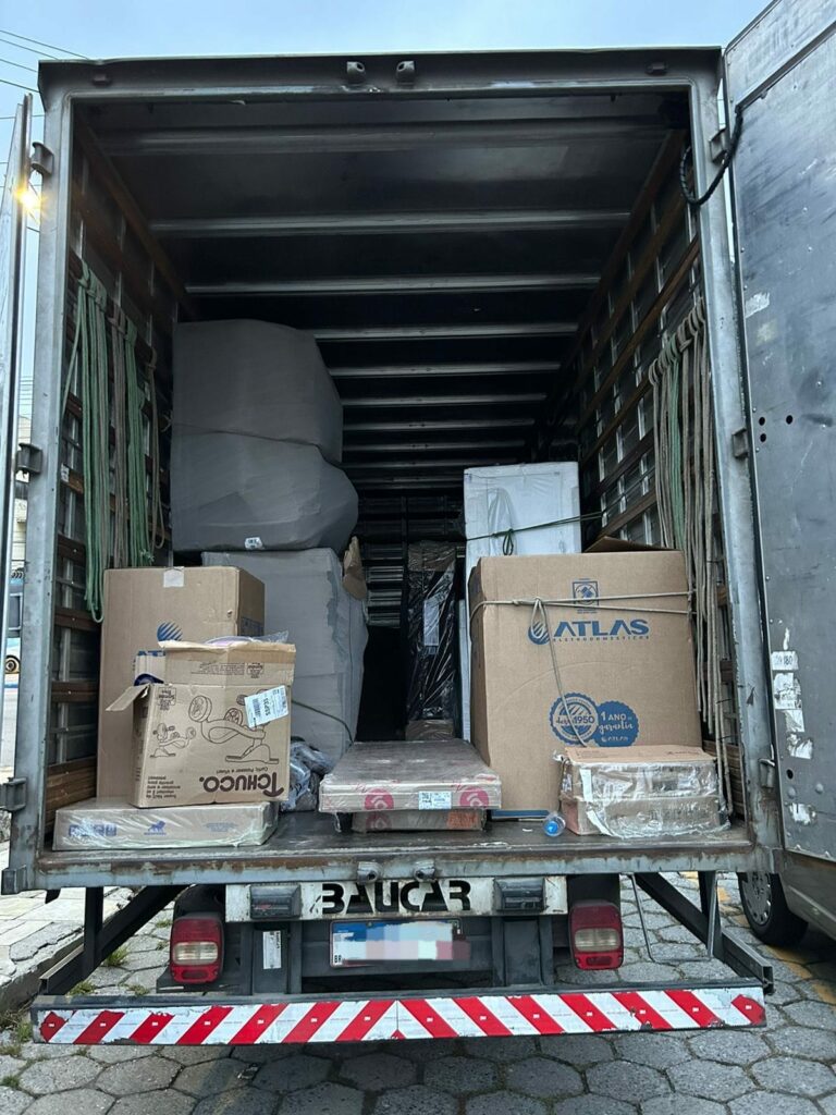 Caminhão com eletrodomésticos e móveis roubados é apreendido em Guarujá