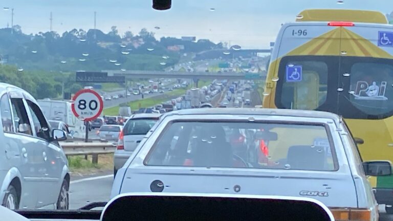 Acidente entre carro e caminhão causa lentidão na Dom Pedro