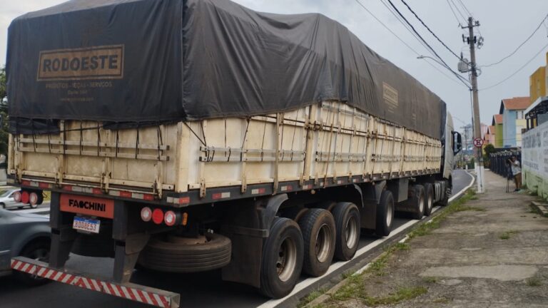 Polícia prende suspeito roubando carga de caminhão