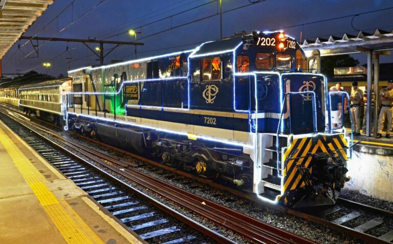 Locomotivas iluminadas trazem a magia do natal para a região