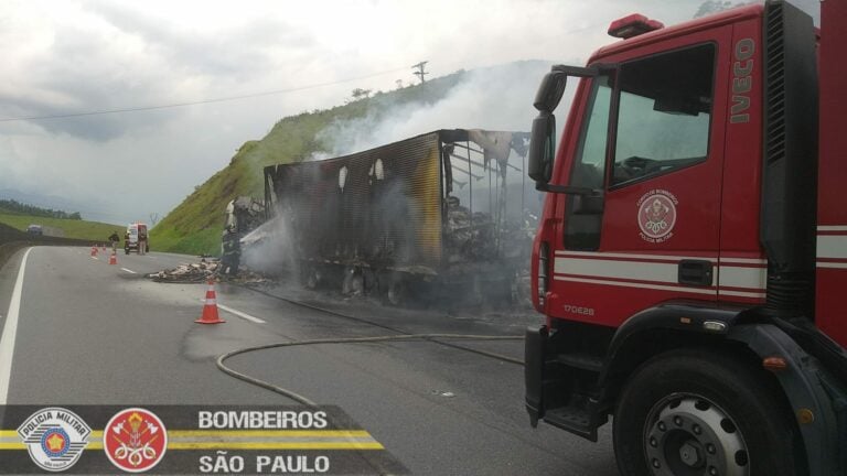 caminhão de carne fogo na dutra lavrinhas