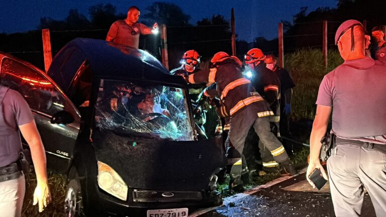 Mulher fica presa às ferragens em acidente envolvendo dois carros em Arthur Nogueira