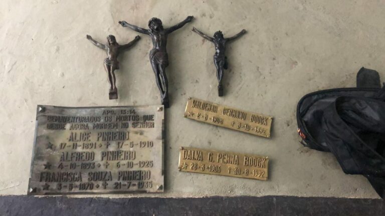 Homem é preso com placas de bronze furtadas de cemitério
