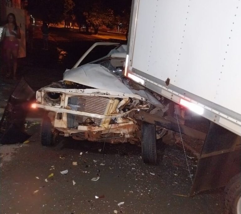 Jovem de 27 anos morre ao colidir contra a traseira de caminhão estacionado