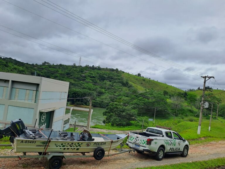 Dupla é flagrada praticando pesca ilegal em  Santa Branca