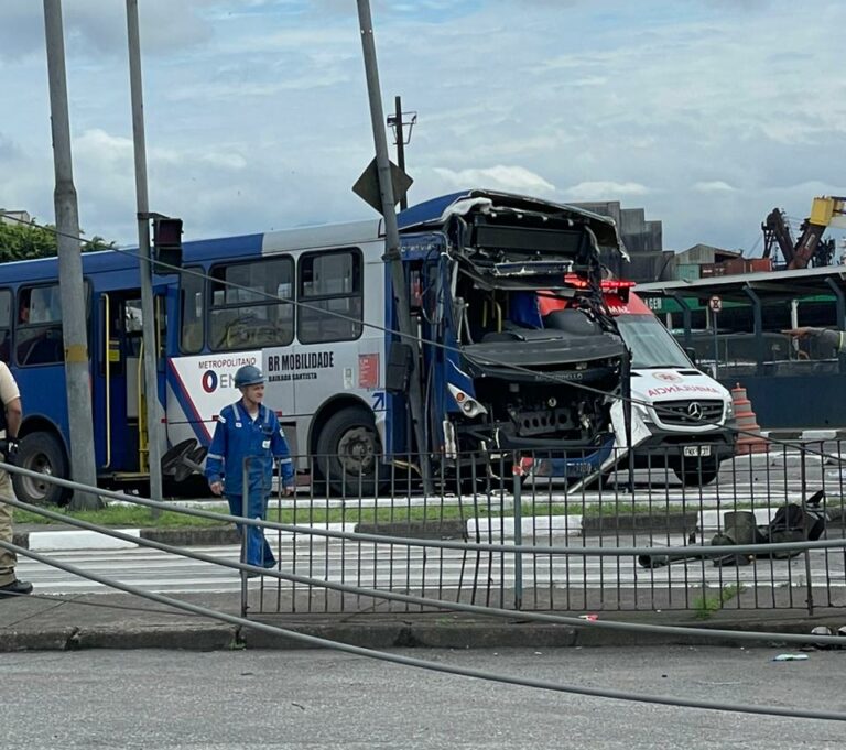 Motorista de ônibus é arremessado para fora do coletivo após acidente