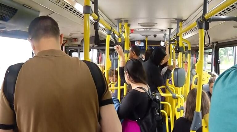 Ônibus lotado e atraso na saída. Passageira já leu 85 livros, esse ano, nos trajetos.