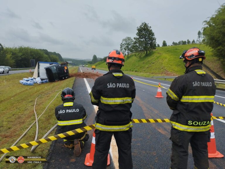 caminhão com carga perigosa tomba na carvalho pinto em sjc