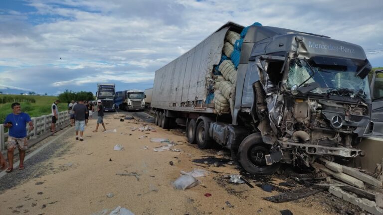 três carretas acidente prf cachoeira paulista