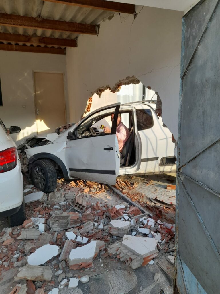 Condutor com sinais de embriaguez invade residências em Piracicaba