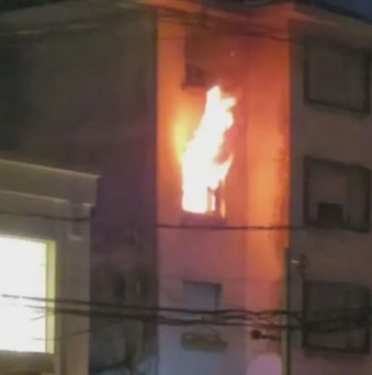 Apartamento pega fogo em Santos e mobiliza o Corpo de Bombeiros