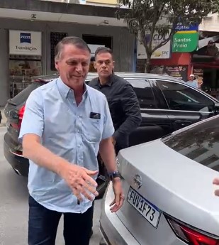 Bolsonaro chega a Santos para solenidade com o Corpo de Bombeiros e reunião com políticos