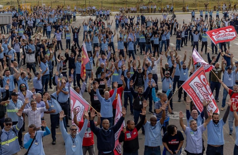 metalúrgicos da gm mantém greve sjc