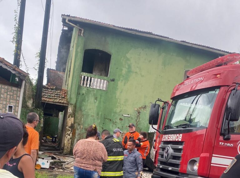Bombeiros controlam incêndio em residência no litoral