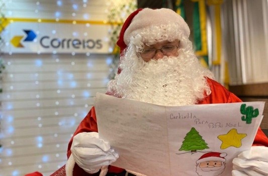 Papai Noel chega à Agência dos Correios de Santos levando a alegria do Natal