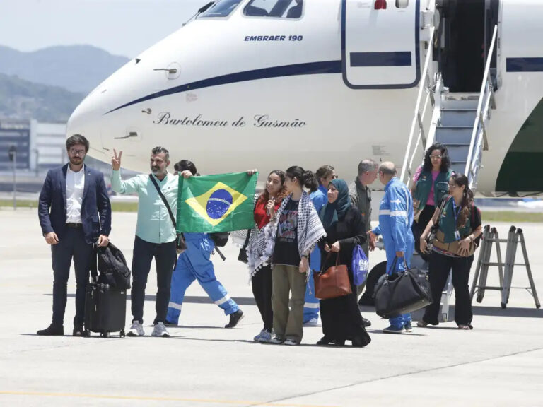 Repatriados desembarcam em São Paulo após saga para deixar Faixa de Gaza