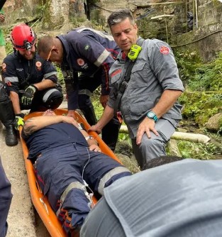 Socorrista do SAMU passa mal e acaba sendo resgatado em morro de Guarujá