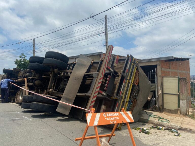 Caminhão tomba e atinge casa em Campinas