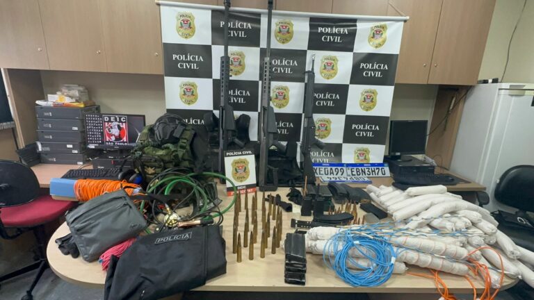 Na residência do suspeito, foram encontrados fuzis, munições, explosivos, coletes balísticos e cilindros de oxigênio.