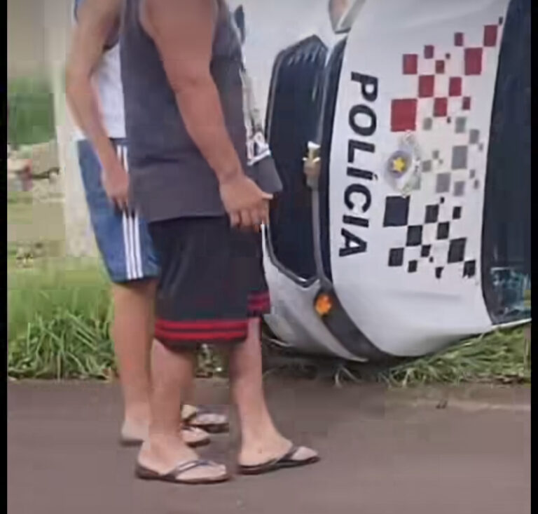 Viatura da PM capota durante perseguição a motoqueiro fantasiado de Papai Noel