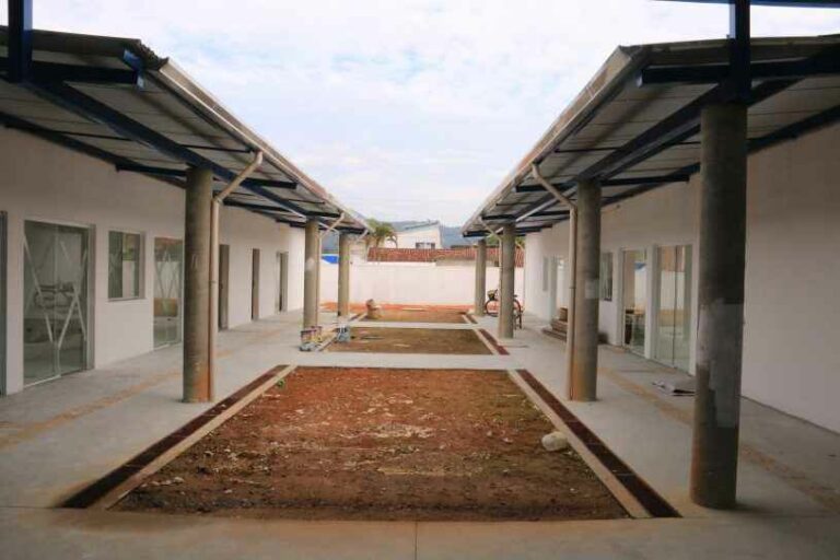 O corpo de uma mulher, não identificado, foi encontrado ao lado da caixa d'água de um prédio em obras da Prefeitura de Caraguatatuba