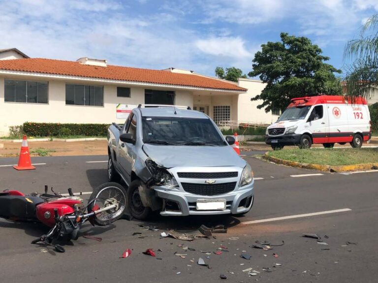 Acidente de trânsito deixa motociclista ferido em colisão em avenida de Araçatuba