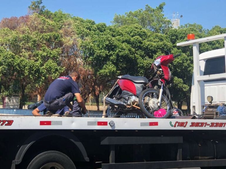 Mulher de 42 anos morre em acidente após colisão entre moto e carro