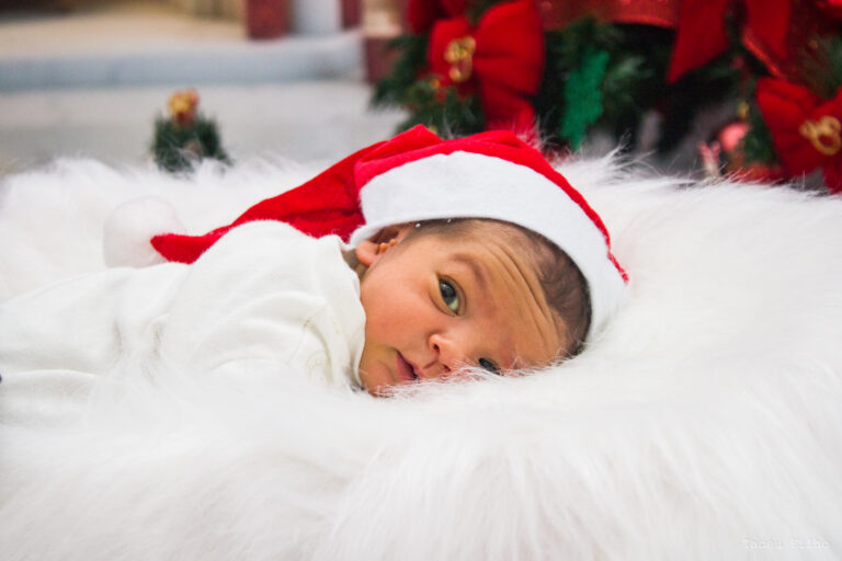 Maternidade Municipal de São Vicente entra no clima natalino com ensaio fotográfico e visita do Papai Noel