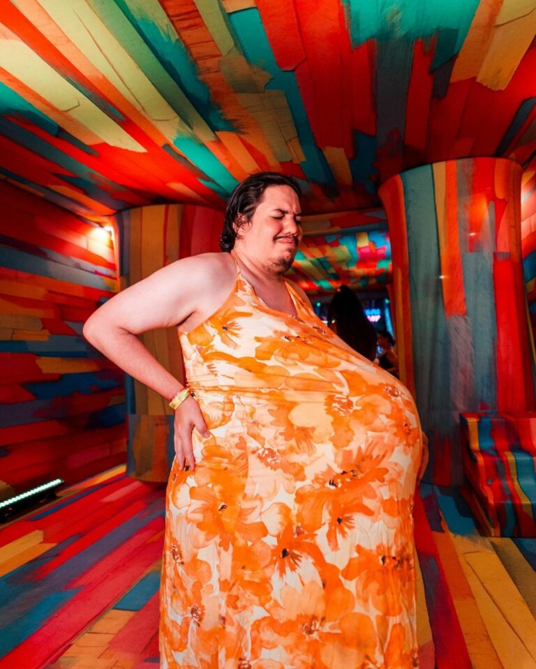 O influencer Arthur Freitas, que possui mais de 250 mil seguidores em uma rede social, usou uma fantasia do famoso meme "Grávida de Taubaté"