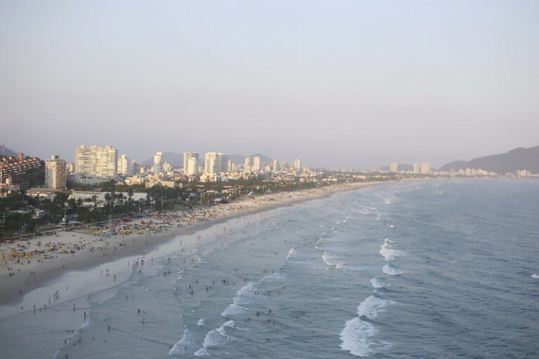 Projeto em Guarujá auxilia o reencontro de crianças perdidas na Praia da Enseada