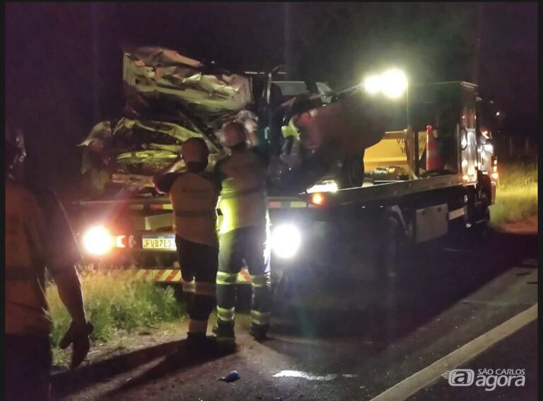 Em acidente na rodovia SP-255, três pessoas morrem