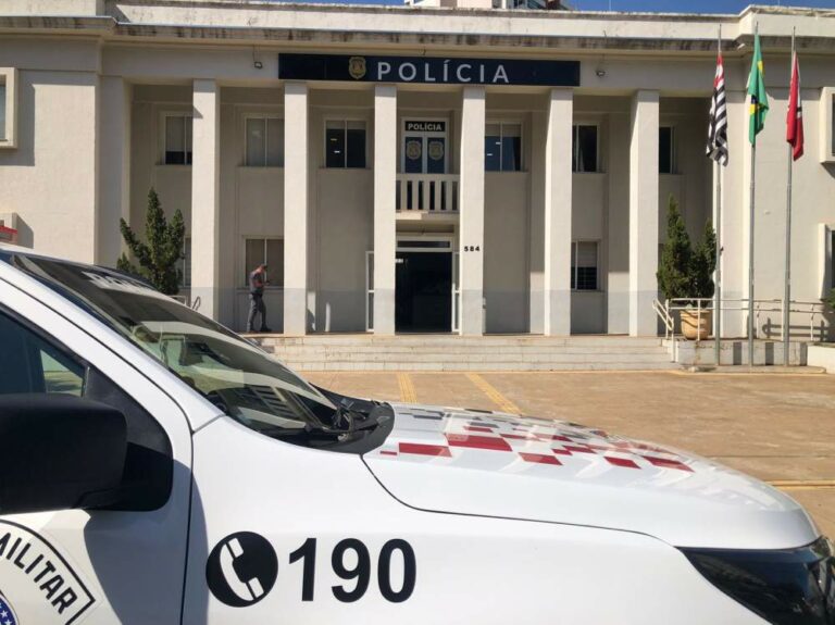 Jovem bate carro da empresa, abandona veículo e diz à polícia que foi roubado
