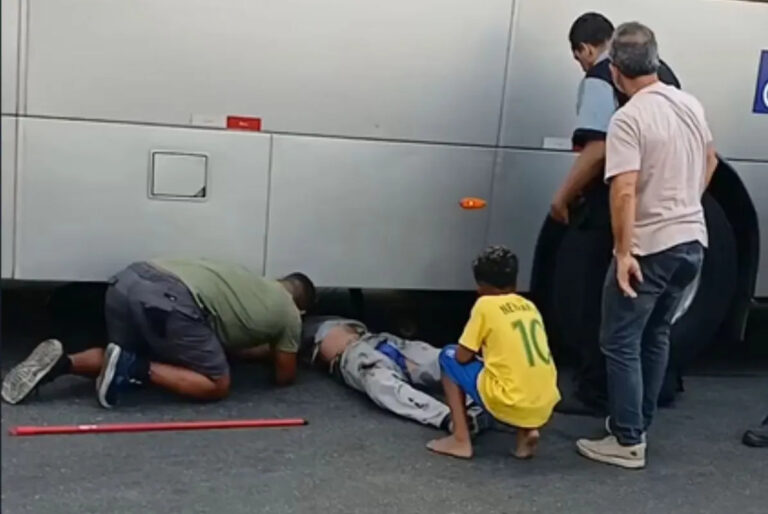 Curva da morte: Ciclista fura sinal vermelho e  morre atropelado por ônibus; VÍDEO
