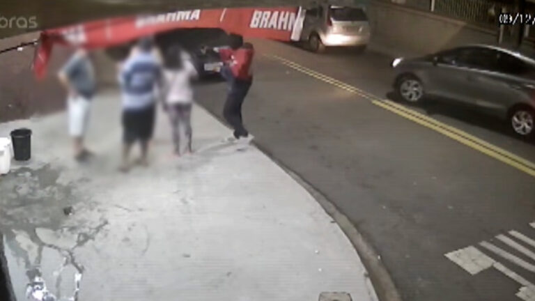 Câmeras flagram assalto a mão armada em bar de Mogi Mirim; veja vídeo